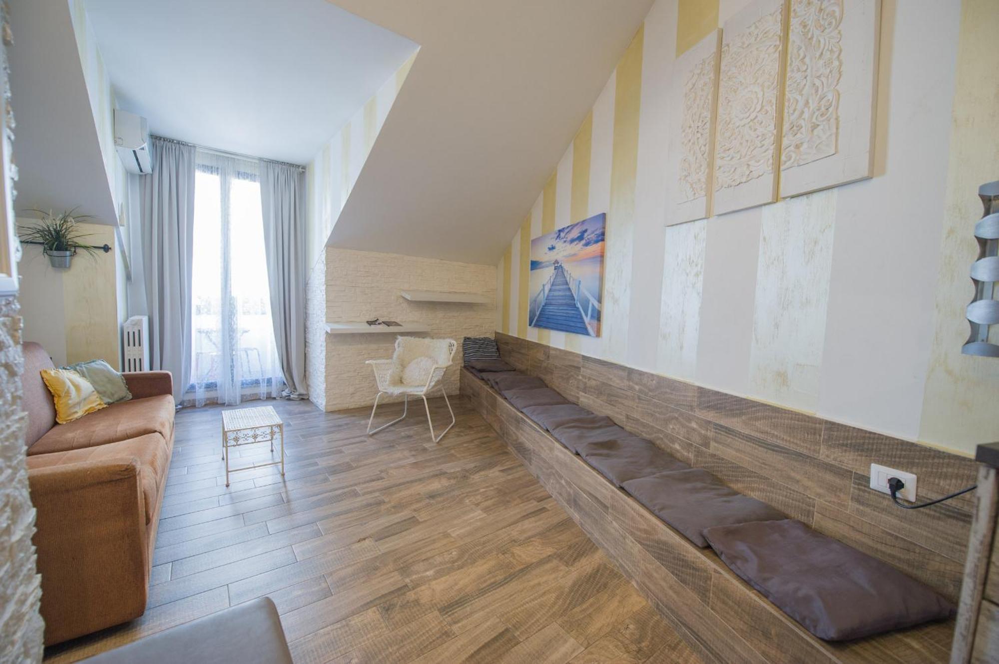 Amazing Attic Max 10 People With Parking & Wifi, Near To 3 Tram Lines And To The Metro - Well Connected To Airports And To The Train Station Apartment Milan