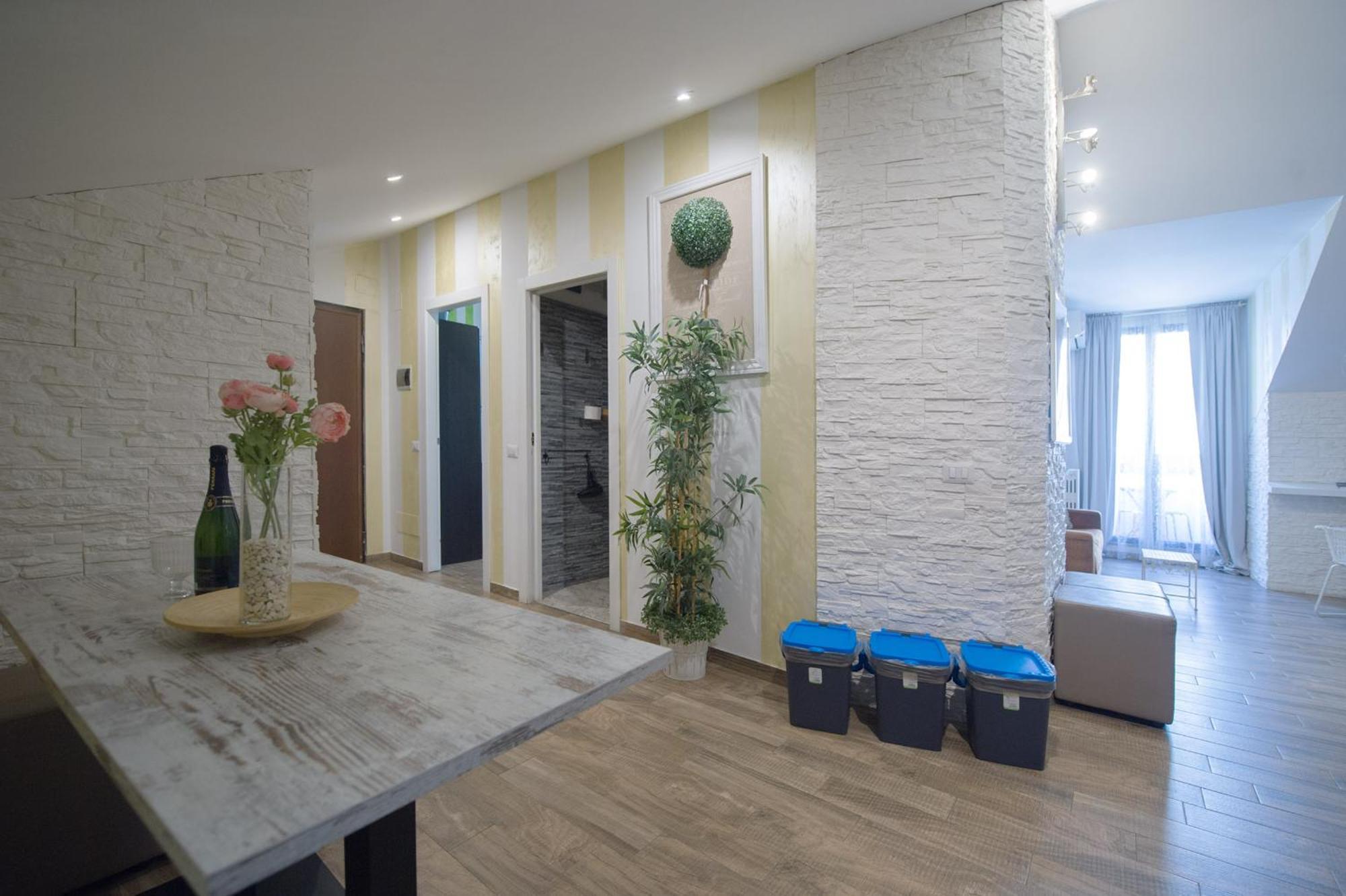 Amazing Attic Max 10 People With Parking & Wifi, Near To 3 Tram Lines And To The Metro - Well Connected To Airports And To The Train Station Milan
