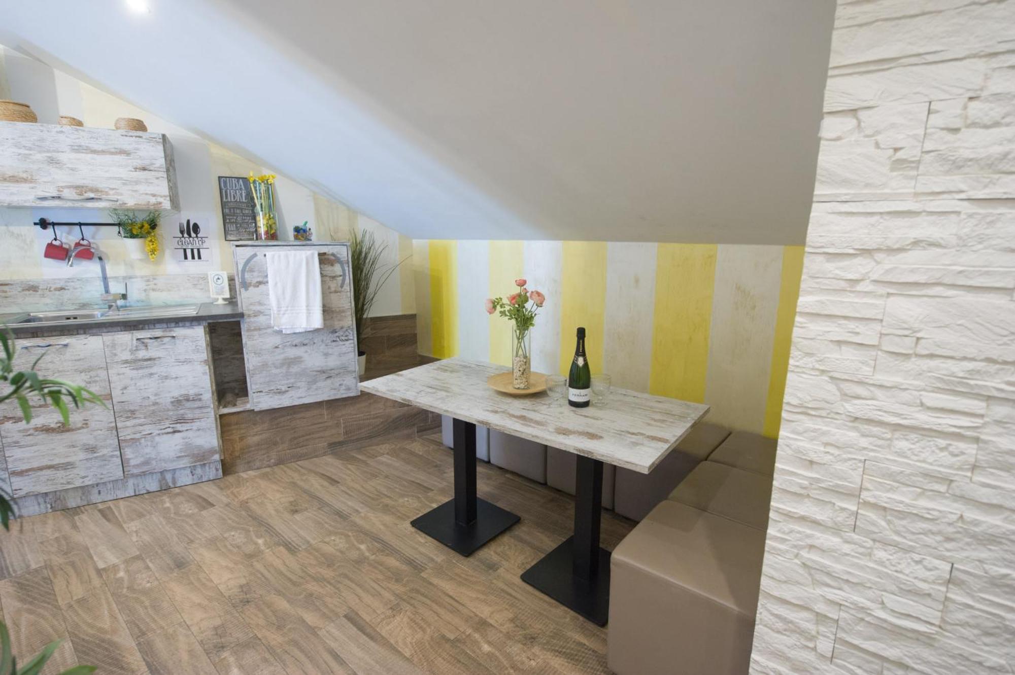 Apartment Amazing Attic Max 10 People With Parking & Wifi, Near To 3 Tram Lines And To The Metro - Well Connected To Airports And To The Train Station