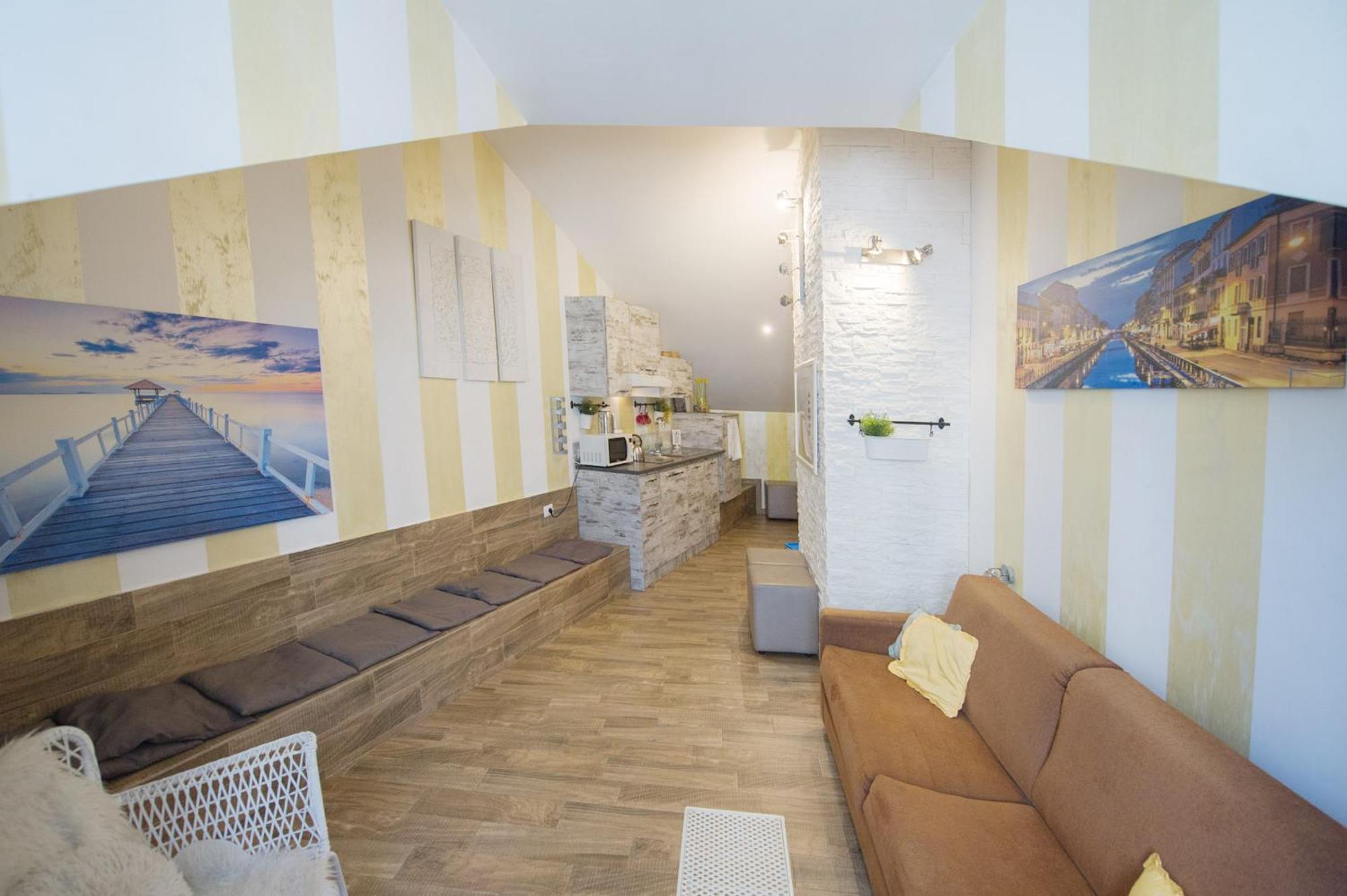 Amazing Attic Max 10 People With Parking & Wifi, Near To 3 Tram Lines And To The Metro - Well Connected To Airports And To The Train Station Apartment Milan