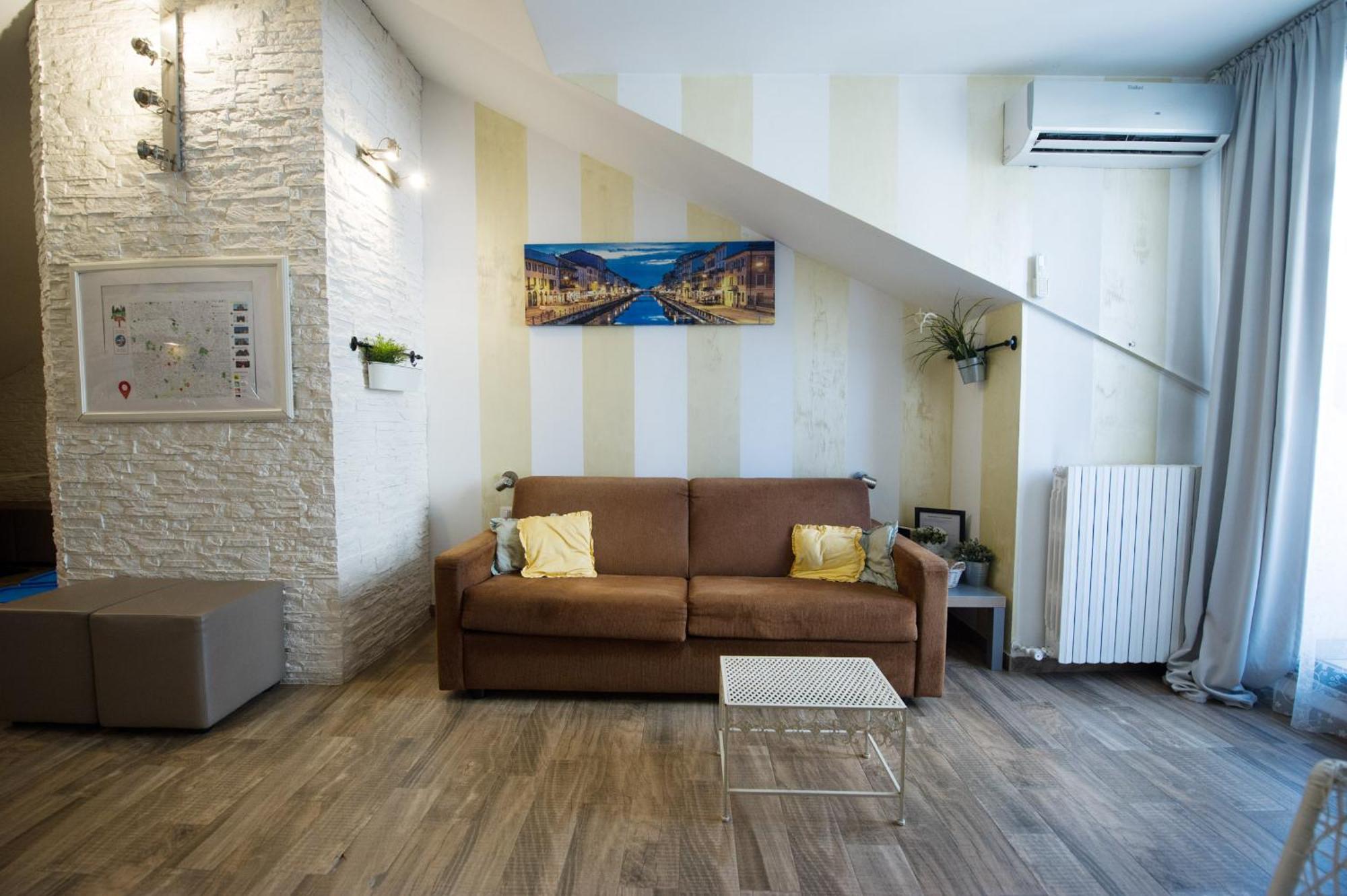 Apartment Amazing Attic Max 10 People With Parking & Wifi, Near To 3 Tram Lines And To The Metro - Well Connected To Airports And To The Train Station *