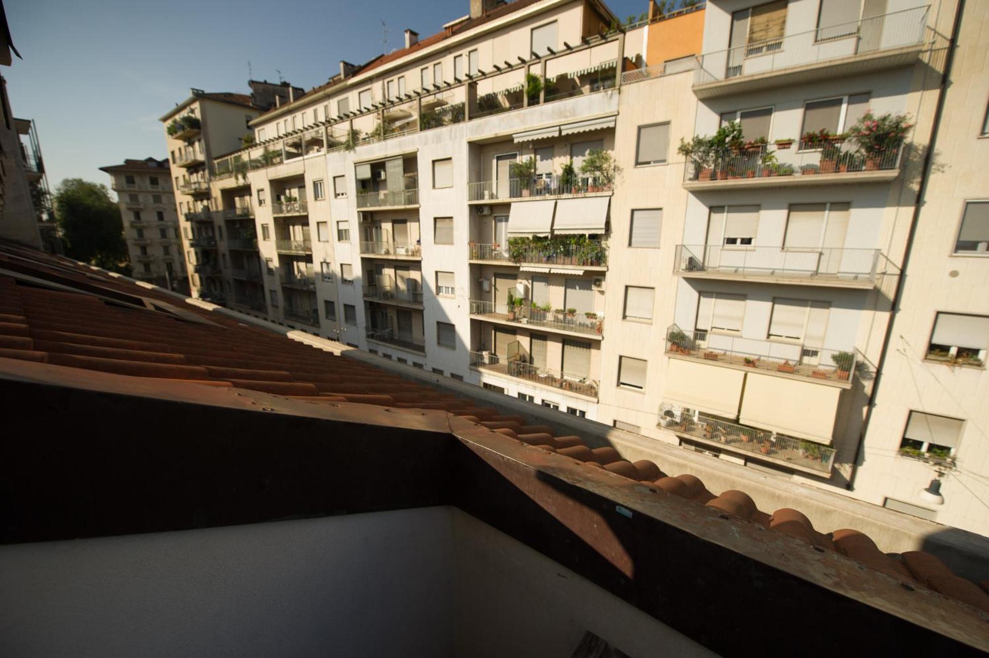 Amazing Attic Max 10 People With Parking & Wifi, Near To 3 Tram Lines And To The Metro - Well Connected To Airports And To The Train Station Milan