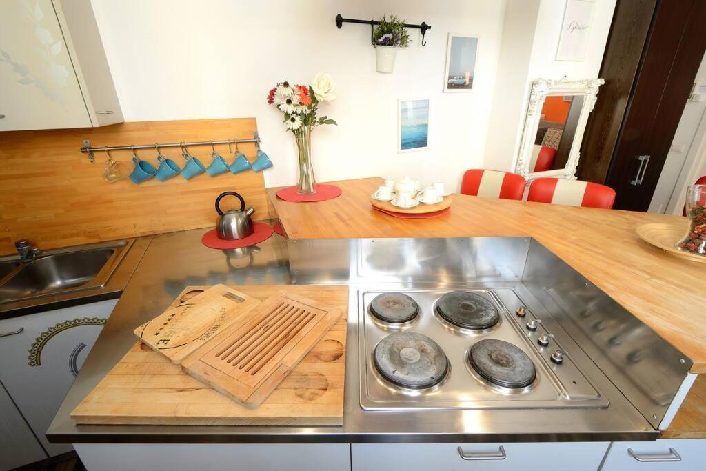 Apartment Argento, Bright Flat In The Center, 7 Guests, Parking & Wifi, Near To 3 Tram Lines And The Metro - Well Connected To Airports And To The Train Station