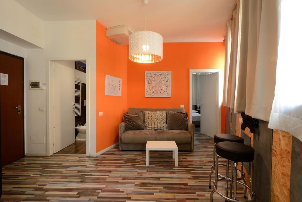 Argento, Bright Flat In The Center, 7 Guests, Parking & Wifi, Near To 3 Tram Lines And The Metro - Well Connected To Airports And To The Train Station Apartment *