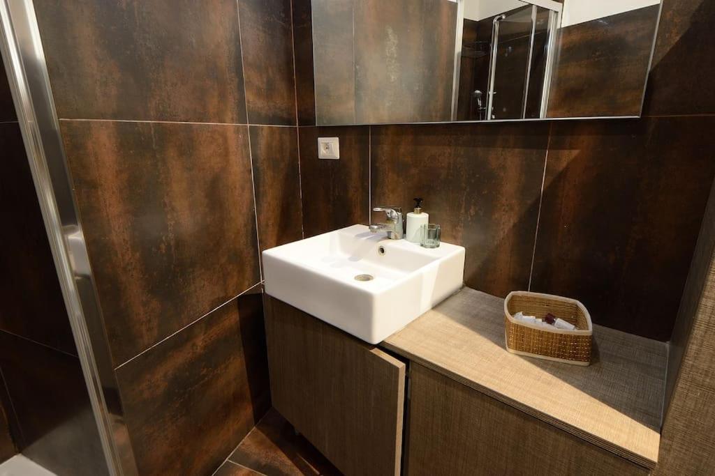 Apartment Argento, Bright Flat In The Center, 7 Guests, Parking & Wifi, Near To 3 Tram Lines And The Metro - Well Connected To Airports And To The Train Station *