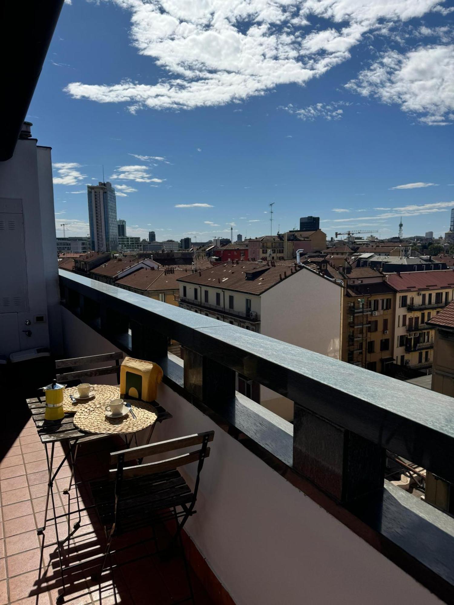 Isola- Attico Con Balcone Milão