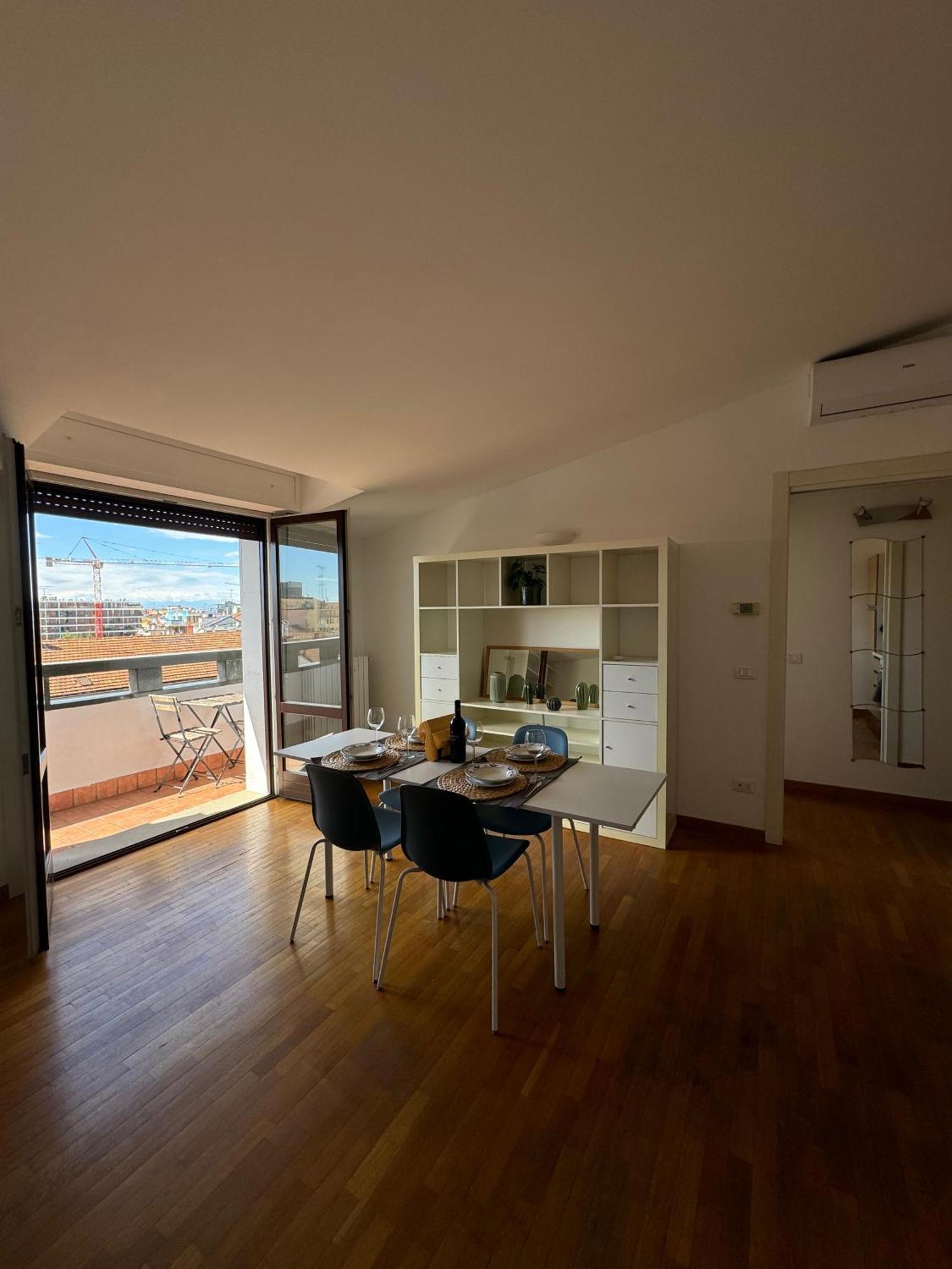 Isola- Attico Con Balcone * Milan