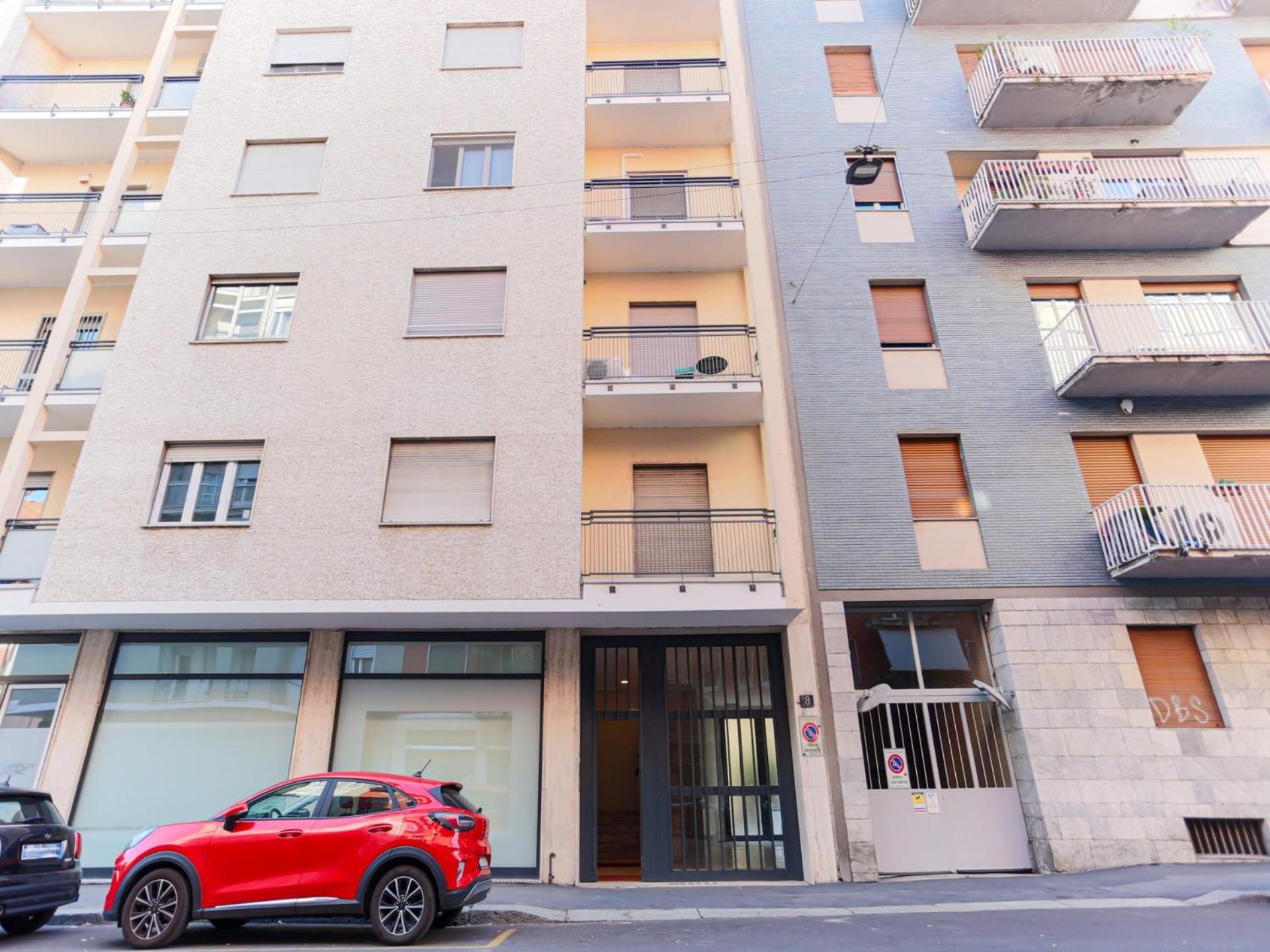 The Rent - Spacious And Renovated Multi-room In The Missori Area * Milan
