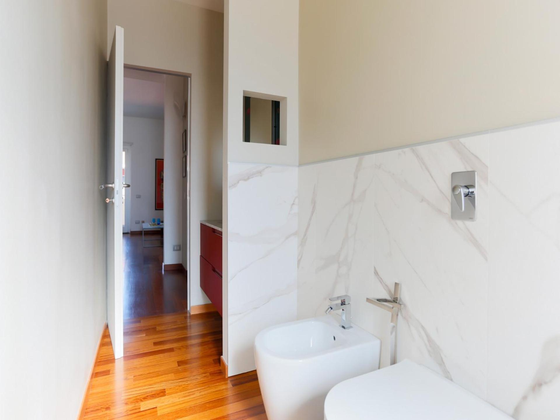 The Rent - Spacious And Renovated Multi-room In The Missori Area * Milan