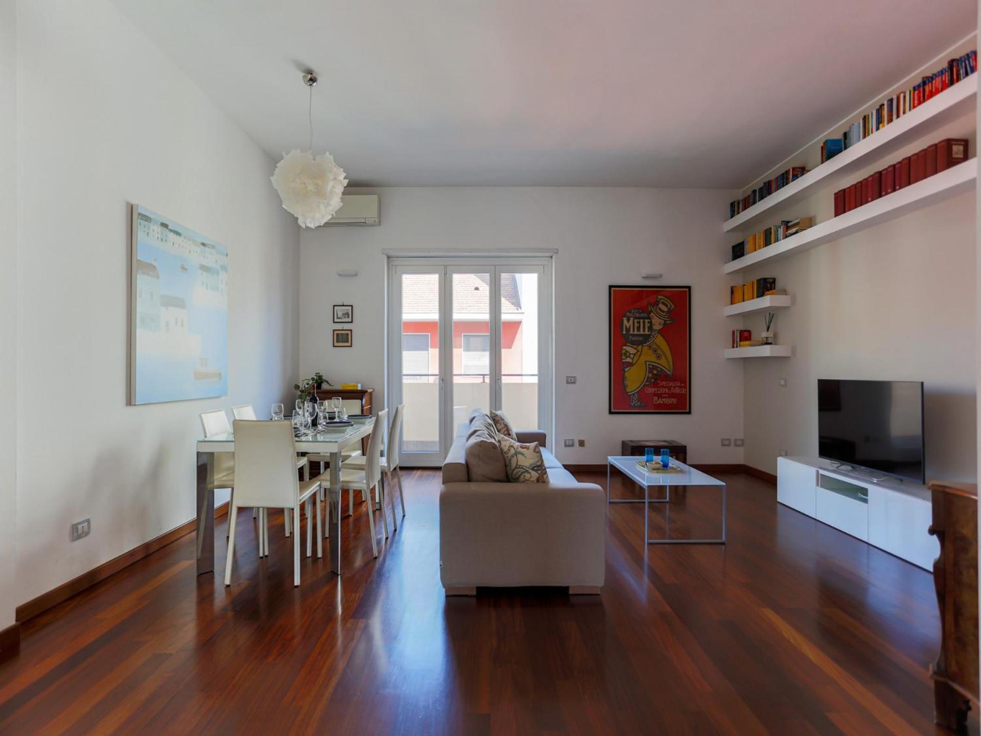 The Rent - Spacious And Renovated Multi-room In The Missori Area Milan