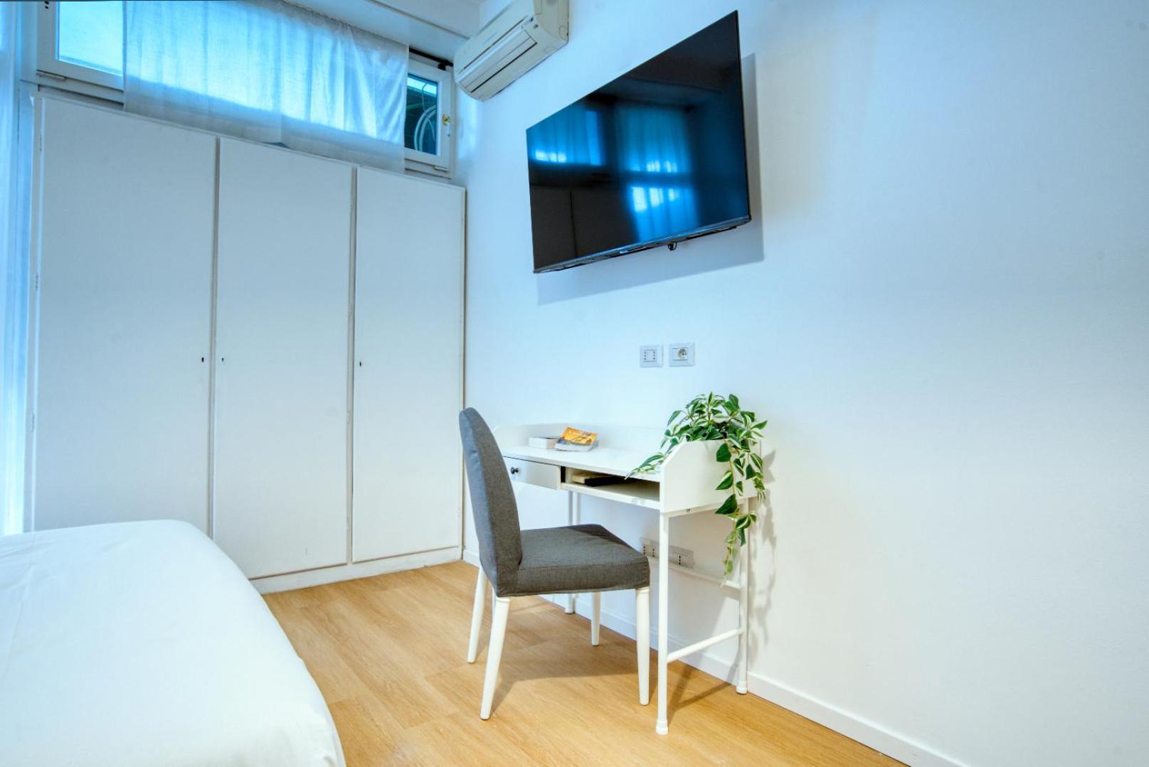 Italianflat - Elegant With Balcony In Navigli Milan