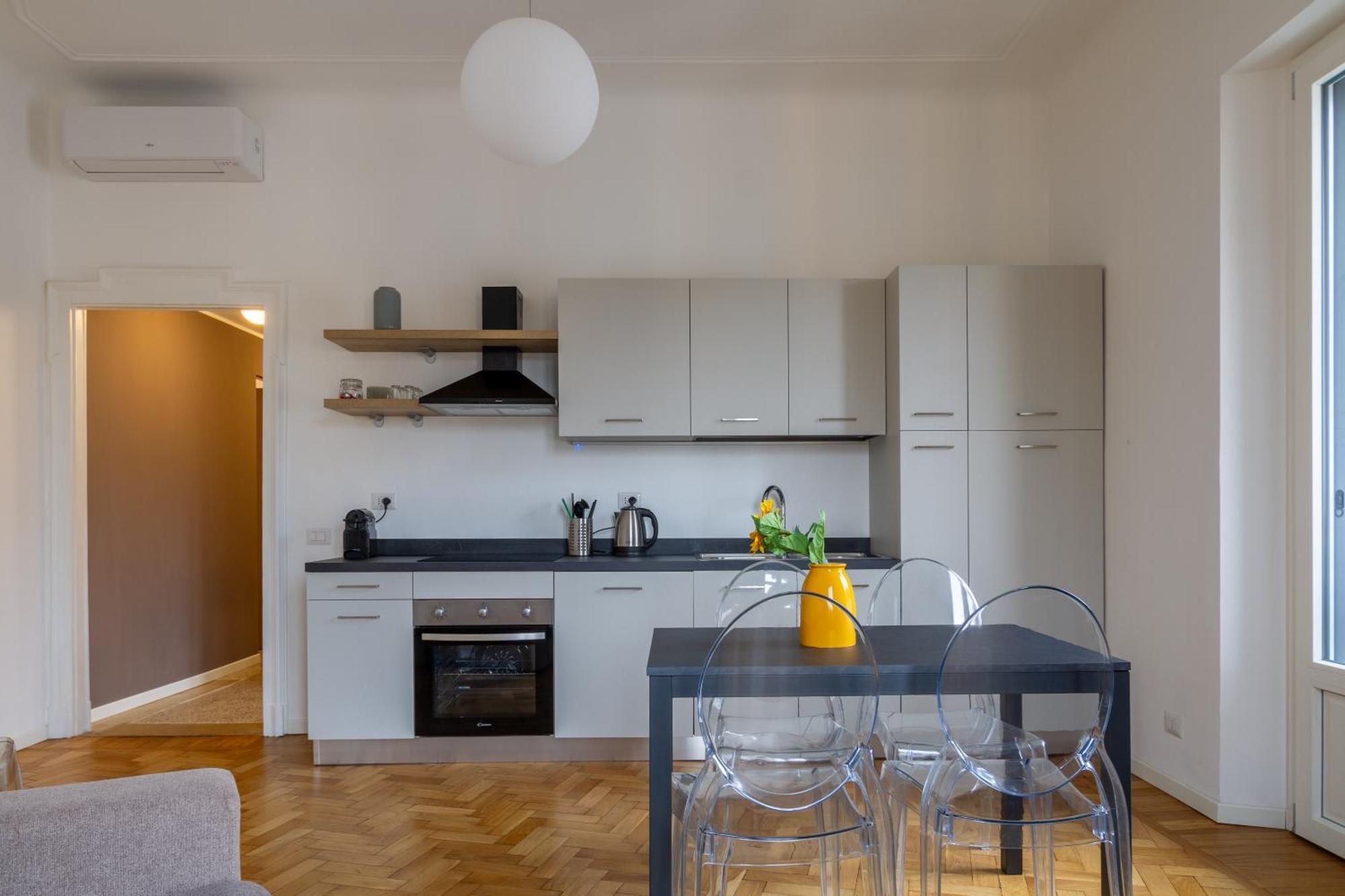 In Historic Building- Porta Venezia Apartamento