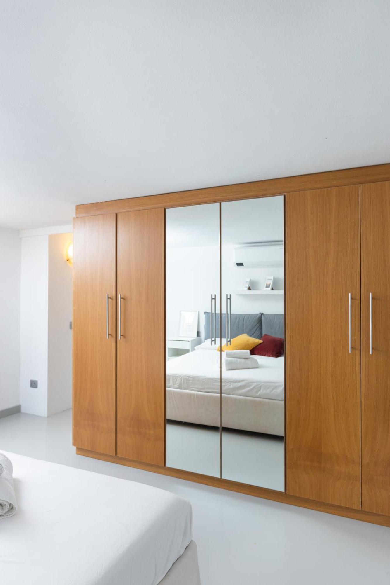 White And Brown Exclusive Loft With Terrace - Free Parking - M2 Station Appartamento