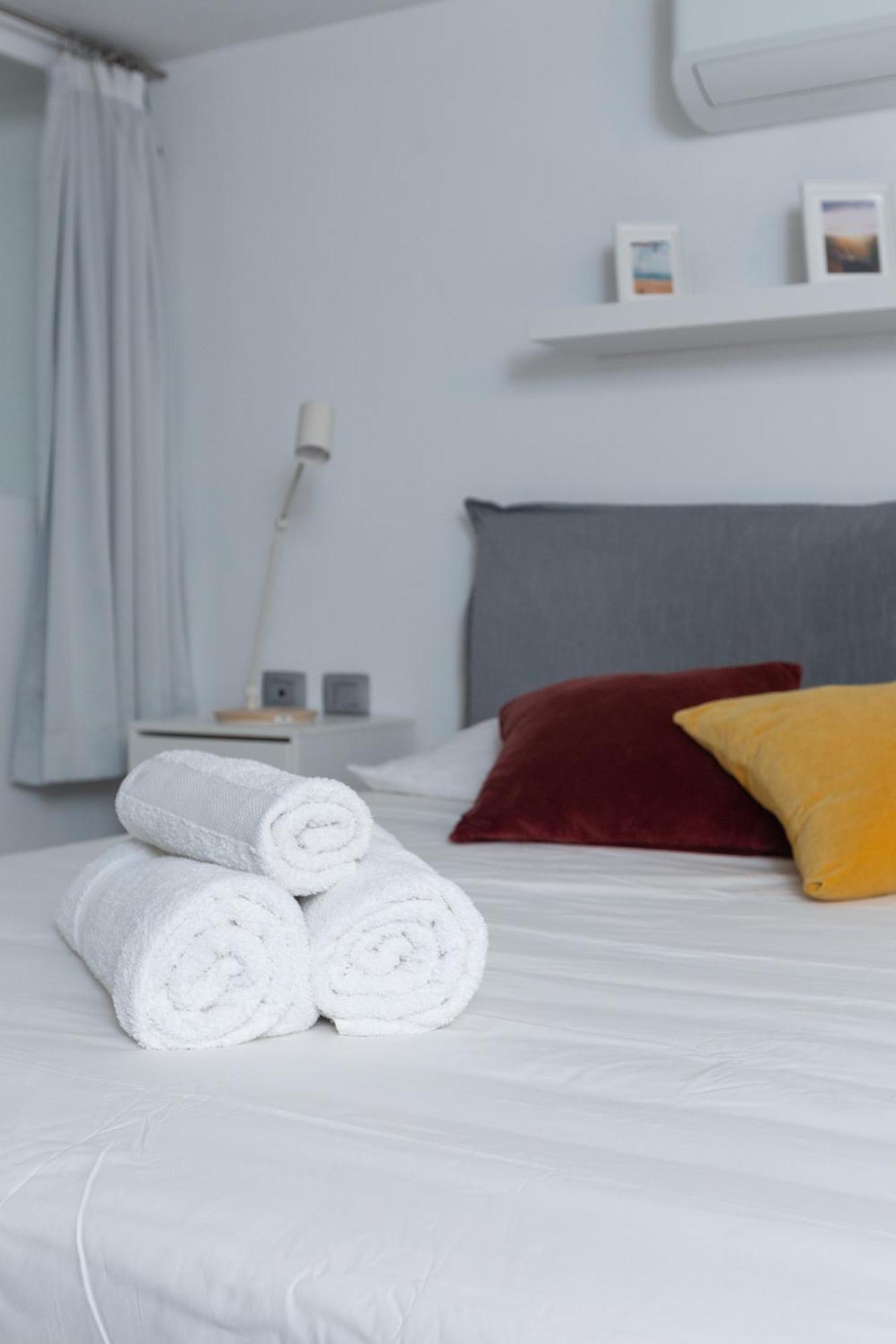 White And Brown Exclusive Loft With Terrace - Free Parking - M2 Station Appartamento