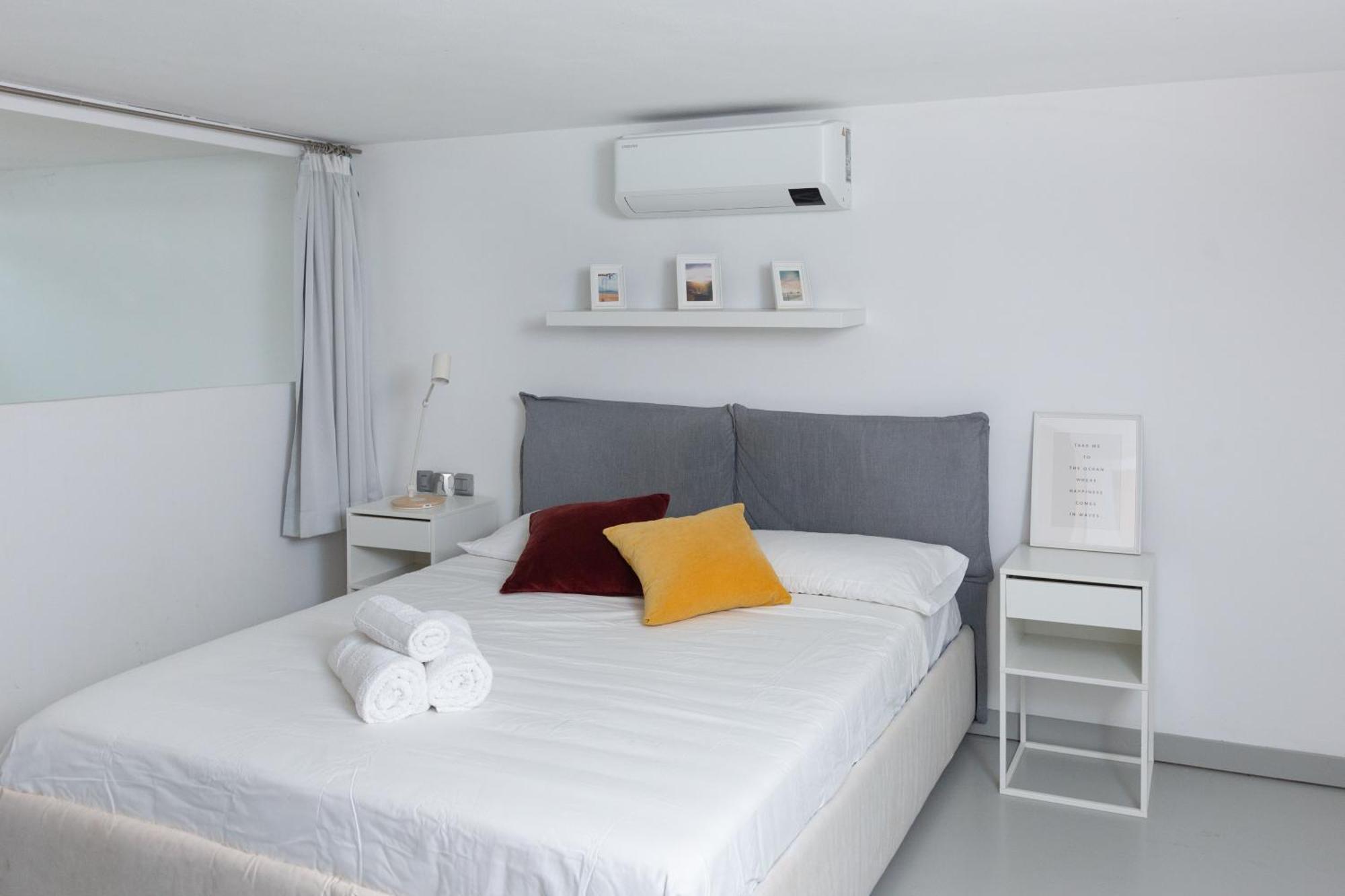White And Brown Exclusive Loft With Terrace - Free Parking - M2 Station *