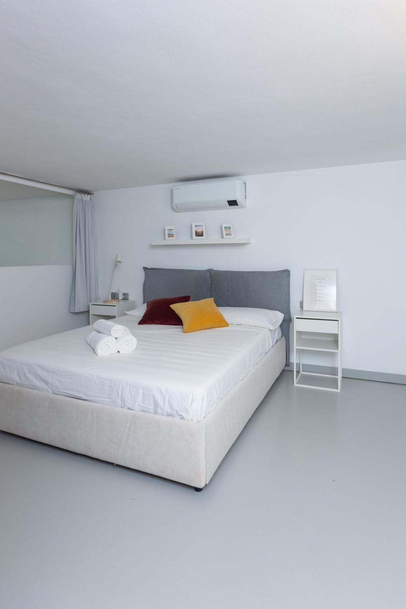 White And Brown Exclusive Loft With Terrace - Free Parking - M2 Station