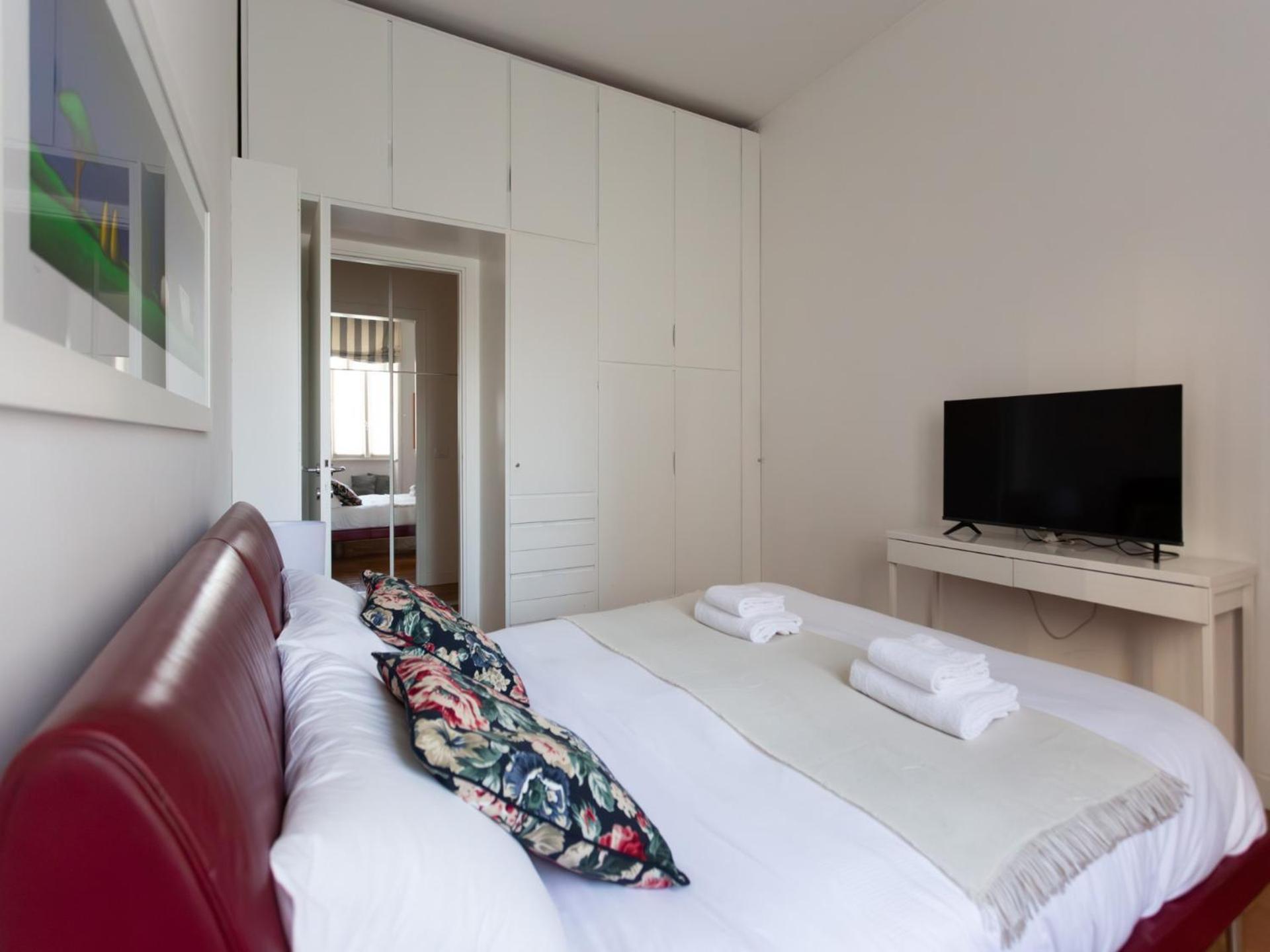 The Rent - Spacious Two-bedroom In Crocetta Milão