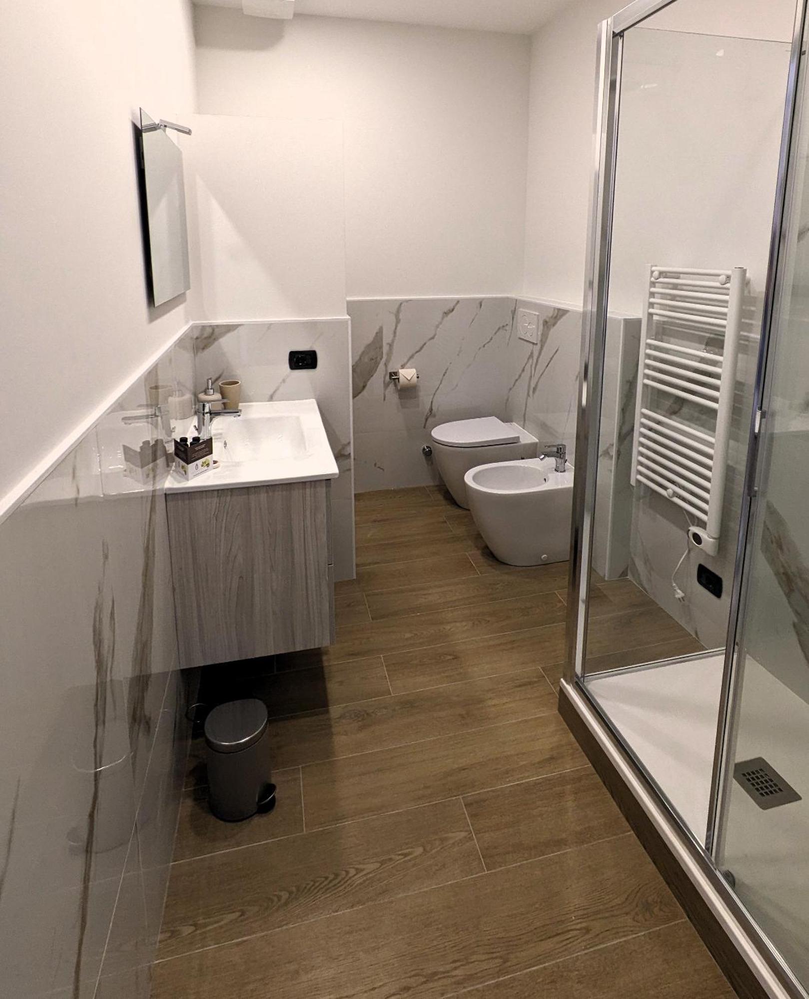 - Gluck Apartment *