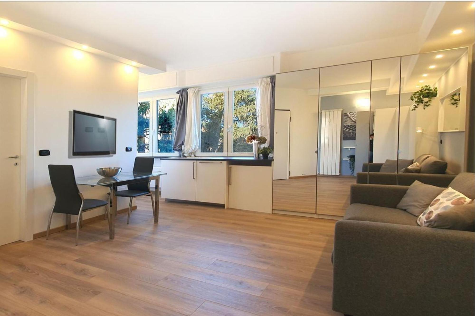Smart - 1min From The Subway Apartment