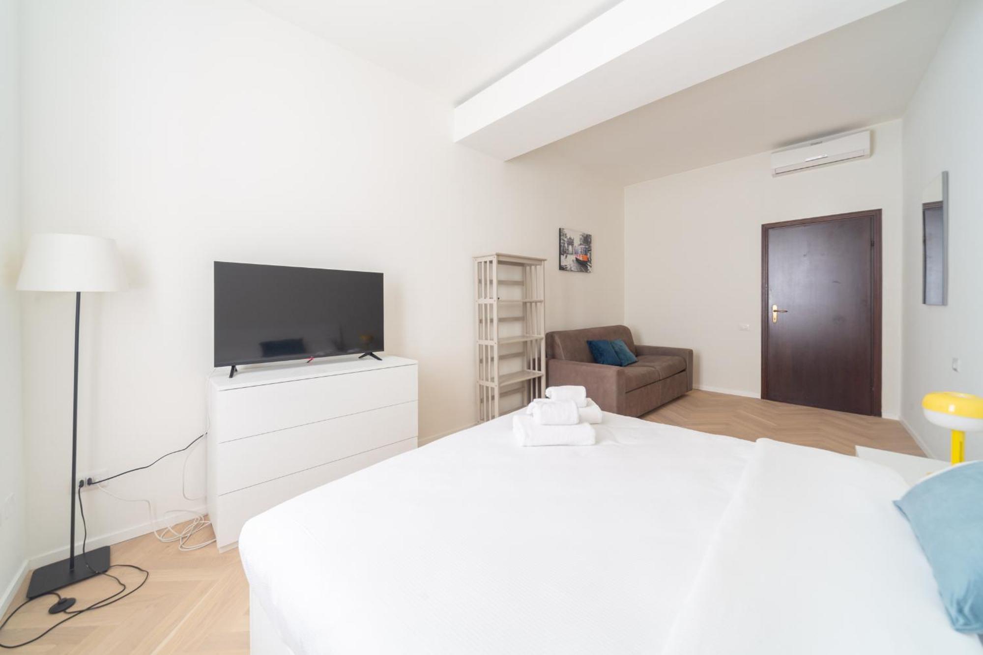 Charming 2-bedroom In Milanese Building Apartment Milan