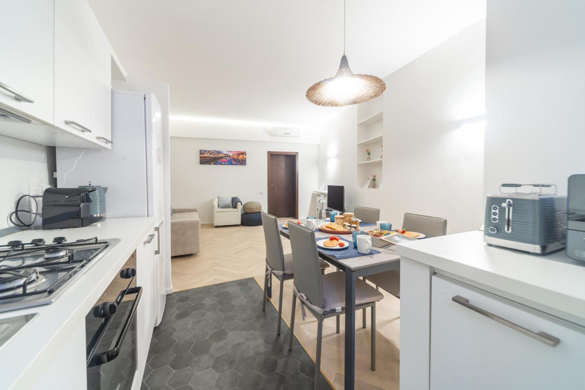 Charming 2-bedroom In Milanese Building Apartment Milan