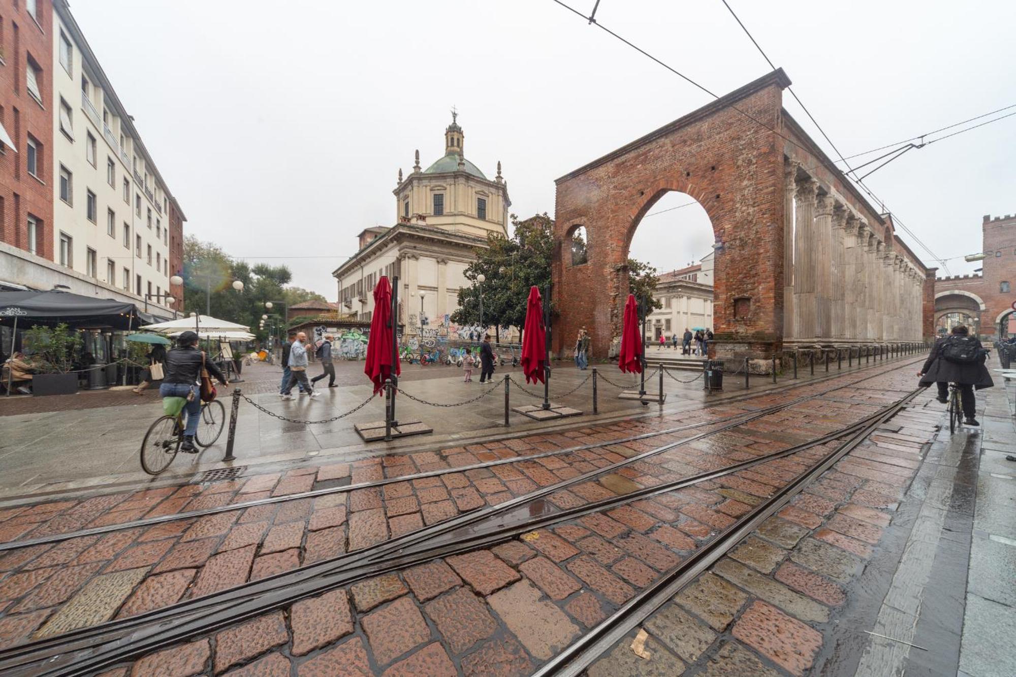 Charming 2-bedroom In Milanese Building Apartment *