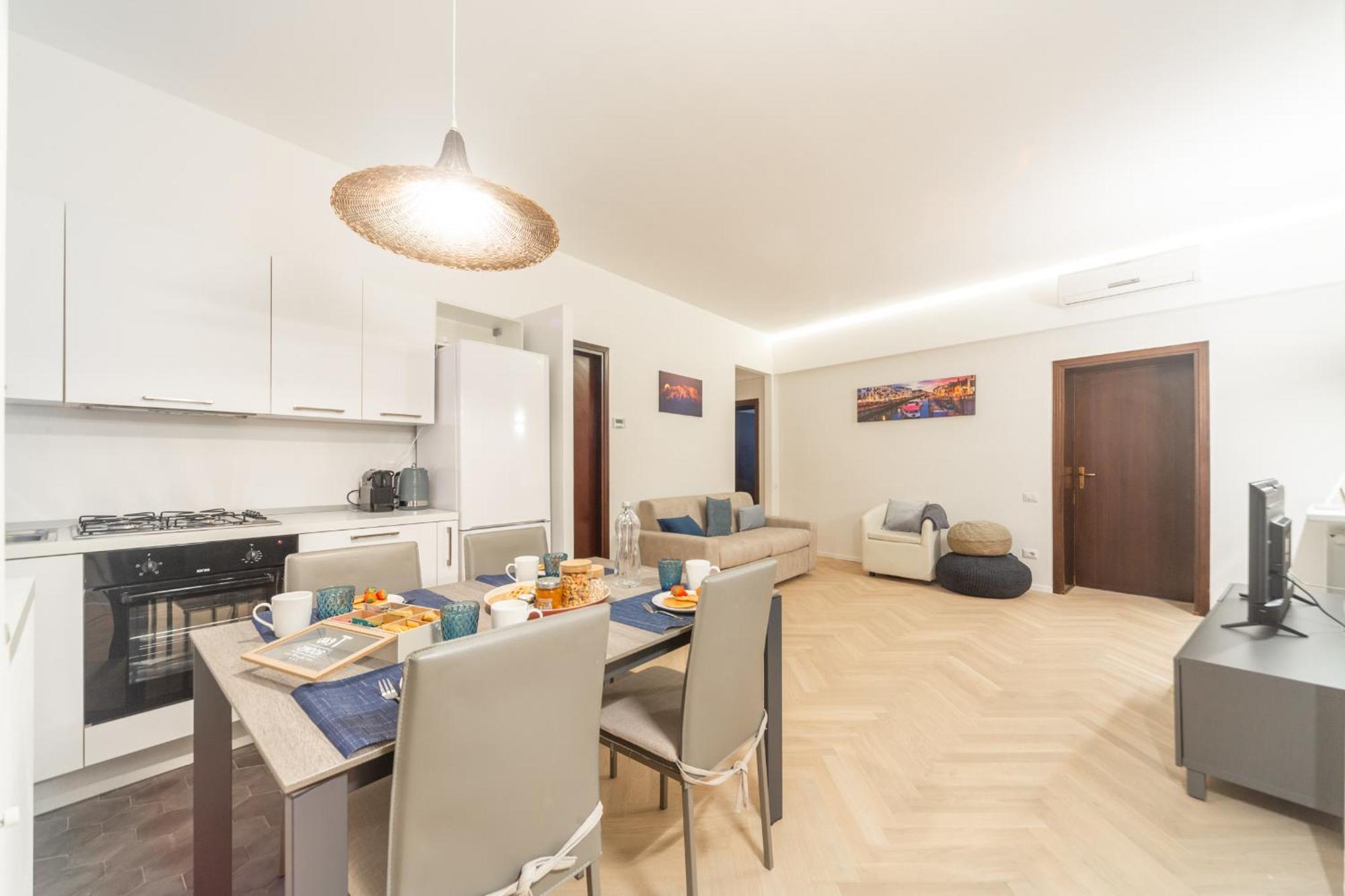 Charming 2-bedroom In Milanese Building Apartment Milan