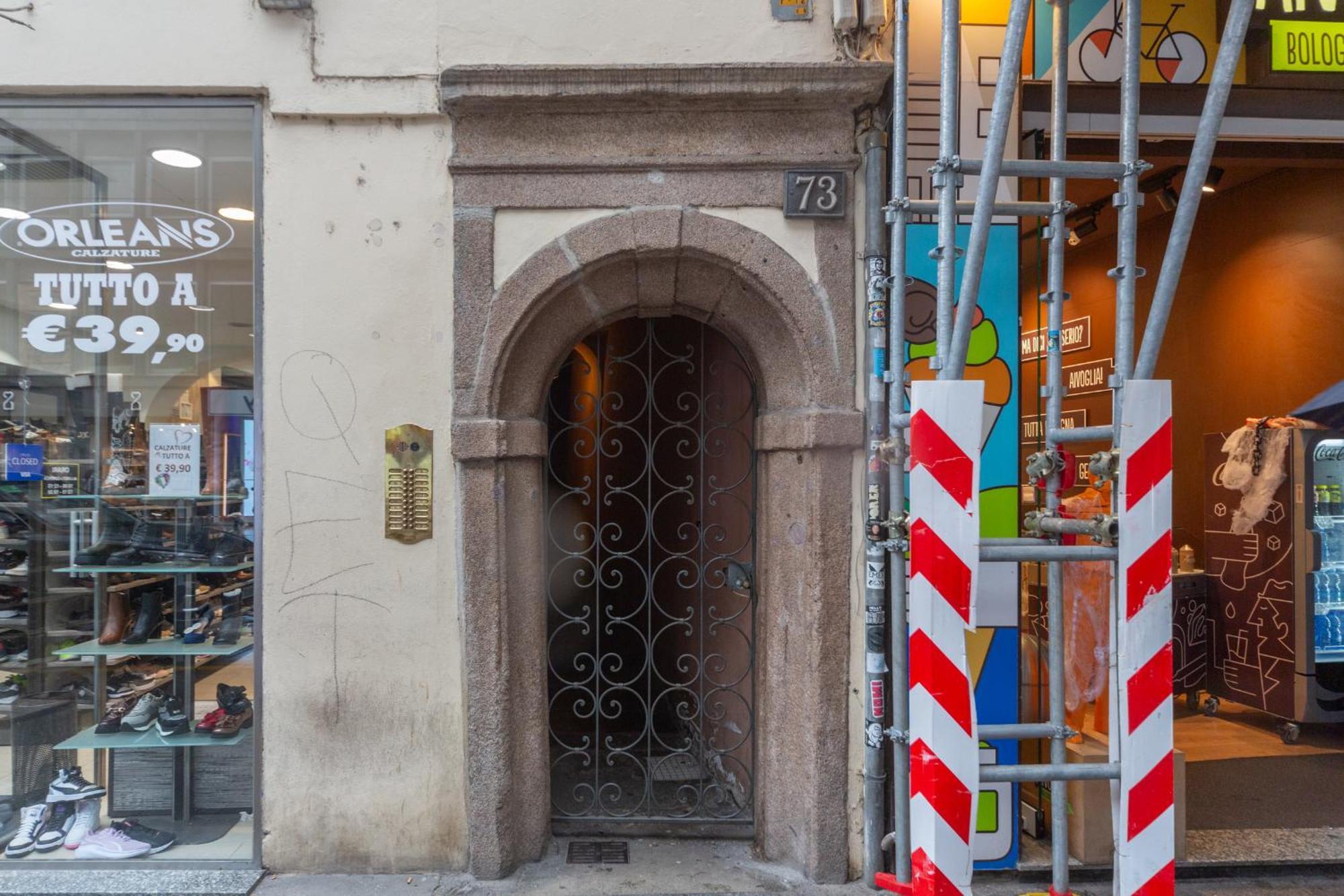 Charming 2-bedroom In Milanese Building Apartment