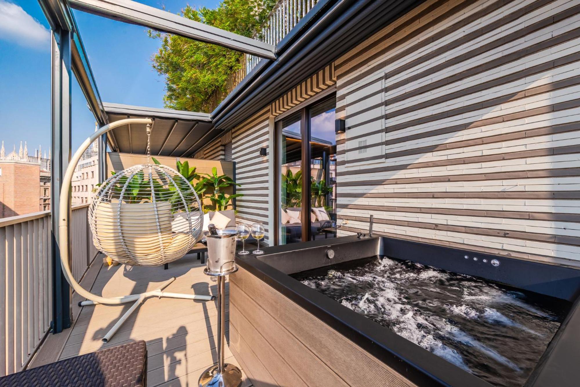 Terrazza Con Jacuzzi E Vista Iconica Sul Duomo Milão