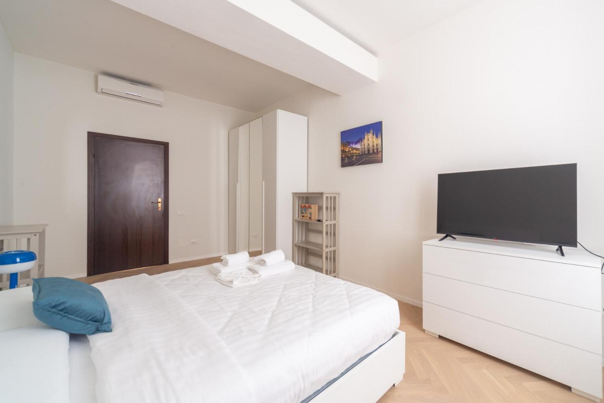Charming 2-bedroom In Milanese Building Apartment