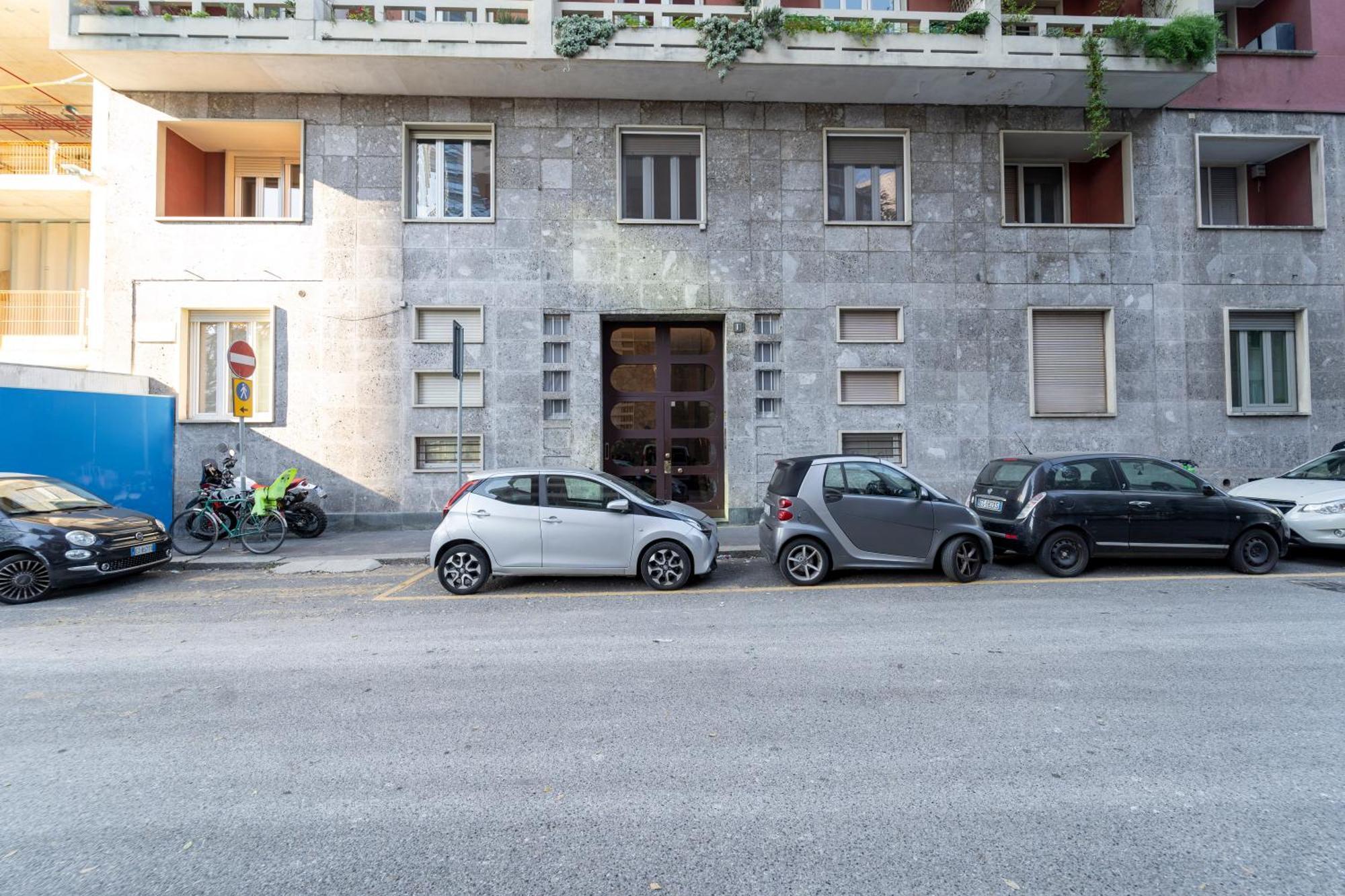 Designed In Center Gae Aulenti Area With Ac, Wifi And Subway Airport Connected Steps From Station Milan