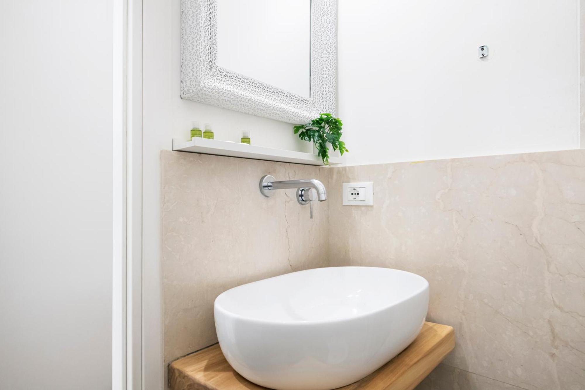 Amazing, New & Fully Furnished In Duomo Apartment Milan