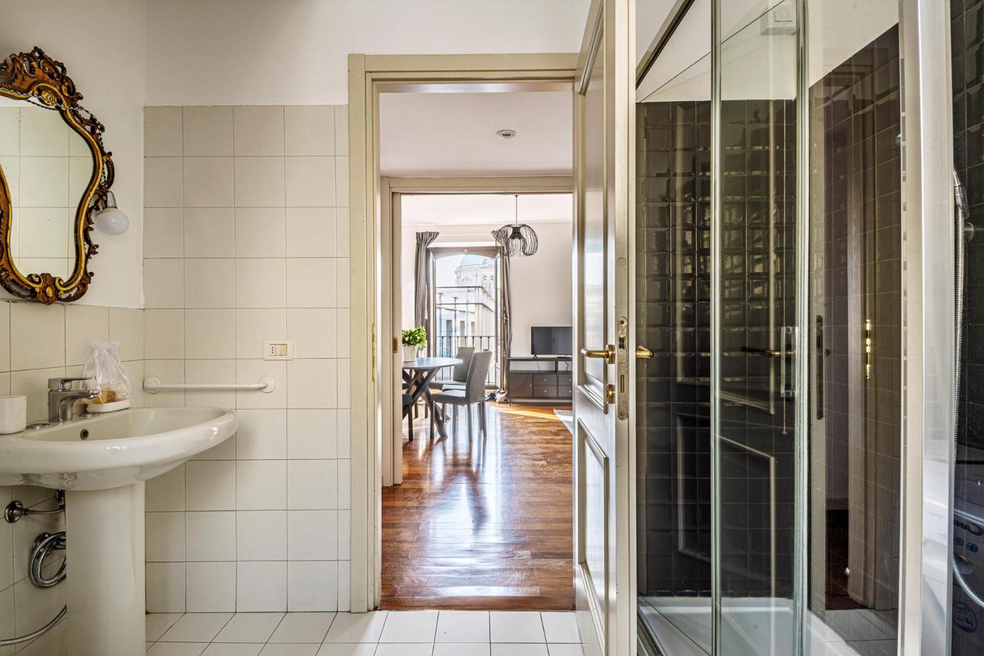 Elegant 2 Bedrooms Near Duomo Apartment *