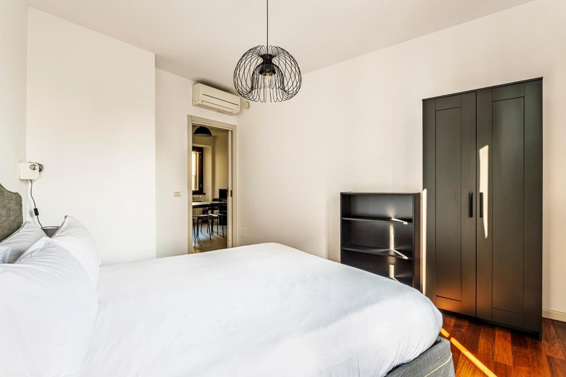 Elegant 2 Bedrooms Near Duomo * Milan