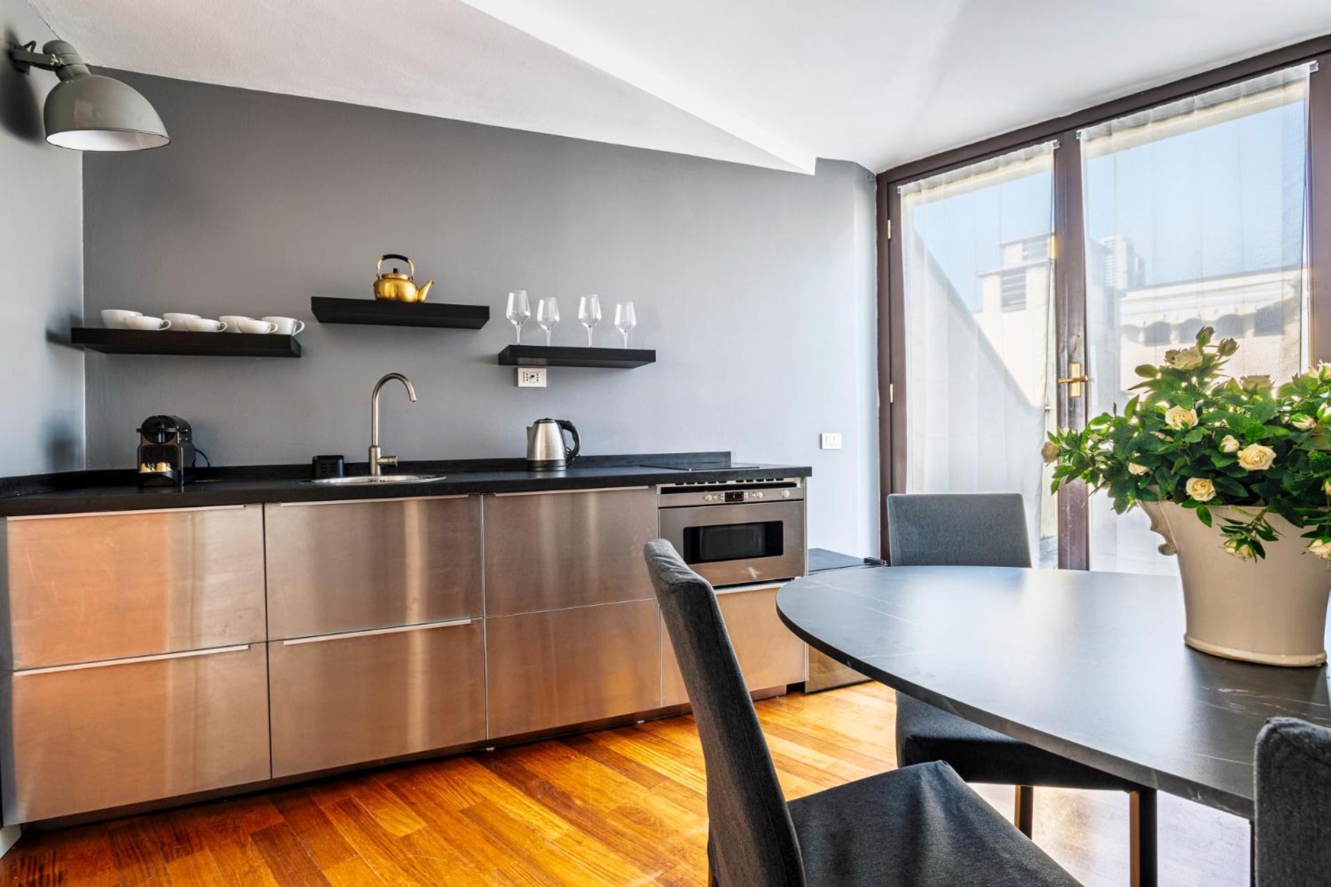 Elegant 2 Bedrooms Near Duomo Apartment