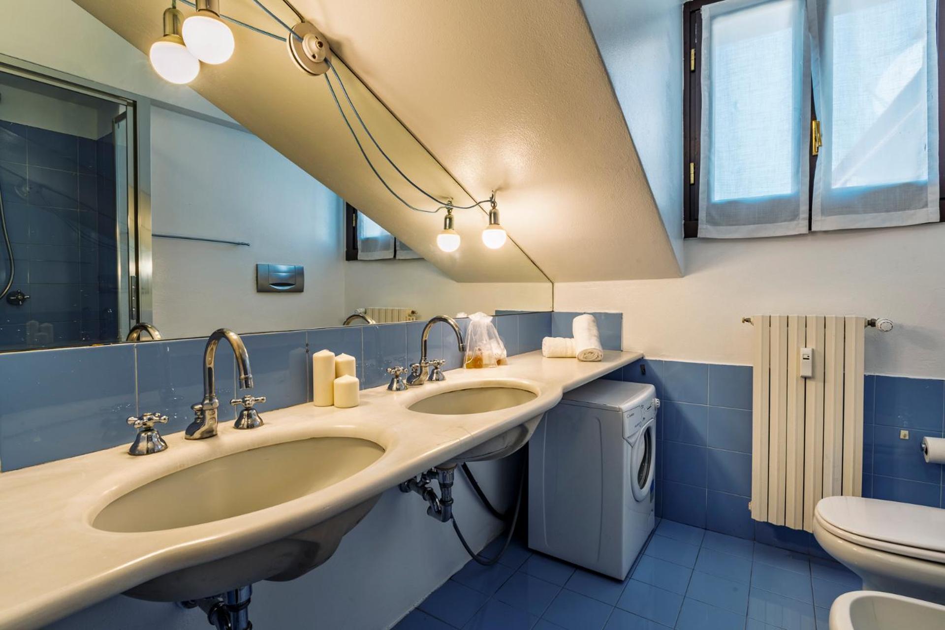 Elegant 2 Bedrooms Near Duomo * Milan