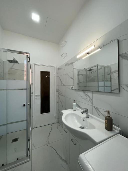 Apartment Spacious And Bright Close To Fiera And San Siro Milan