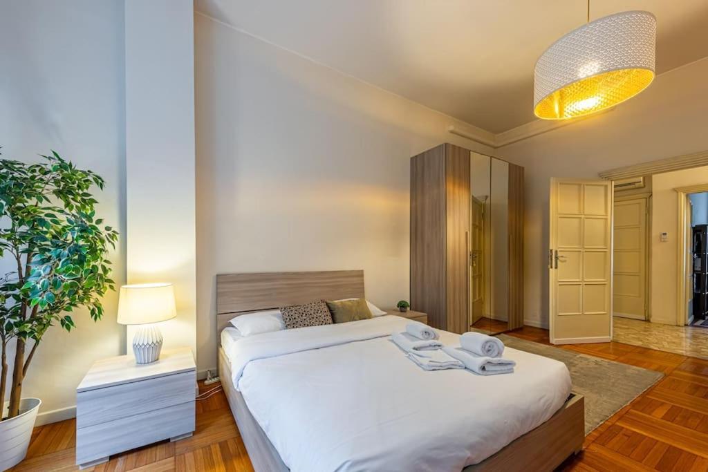 4 Bedrooms, 10 Guests, 250sqm, Terrace, 5mn Duomo Apartment