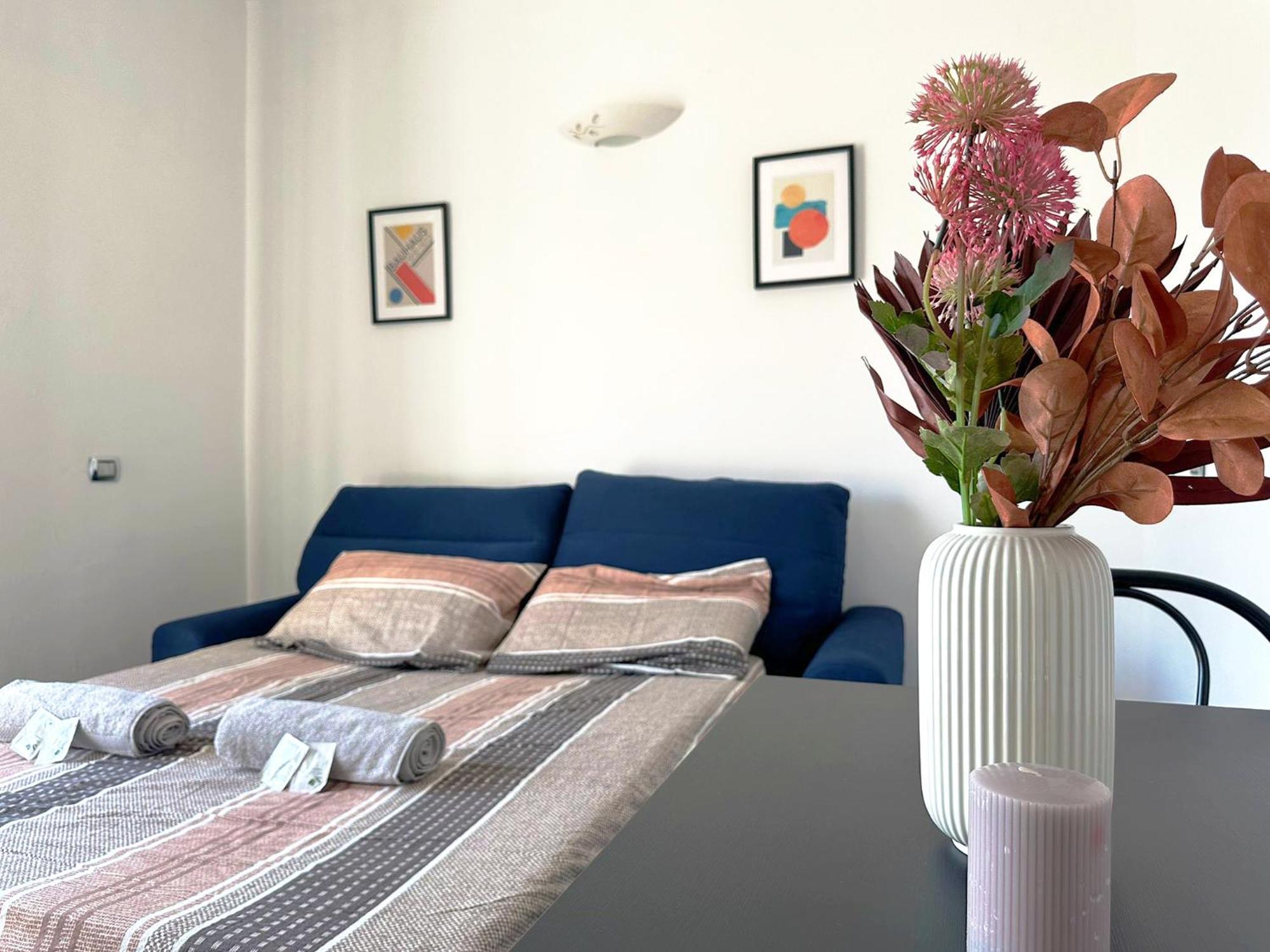 Red House - Beautiful - Metro M1 Apartment *