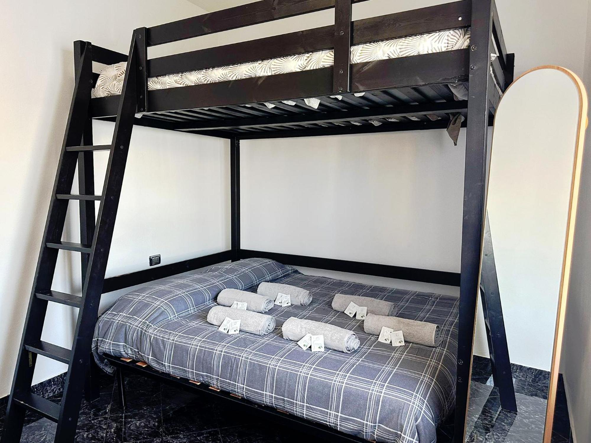 Red House - Beautiful - Metro M1 Apartment *