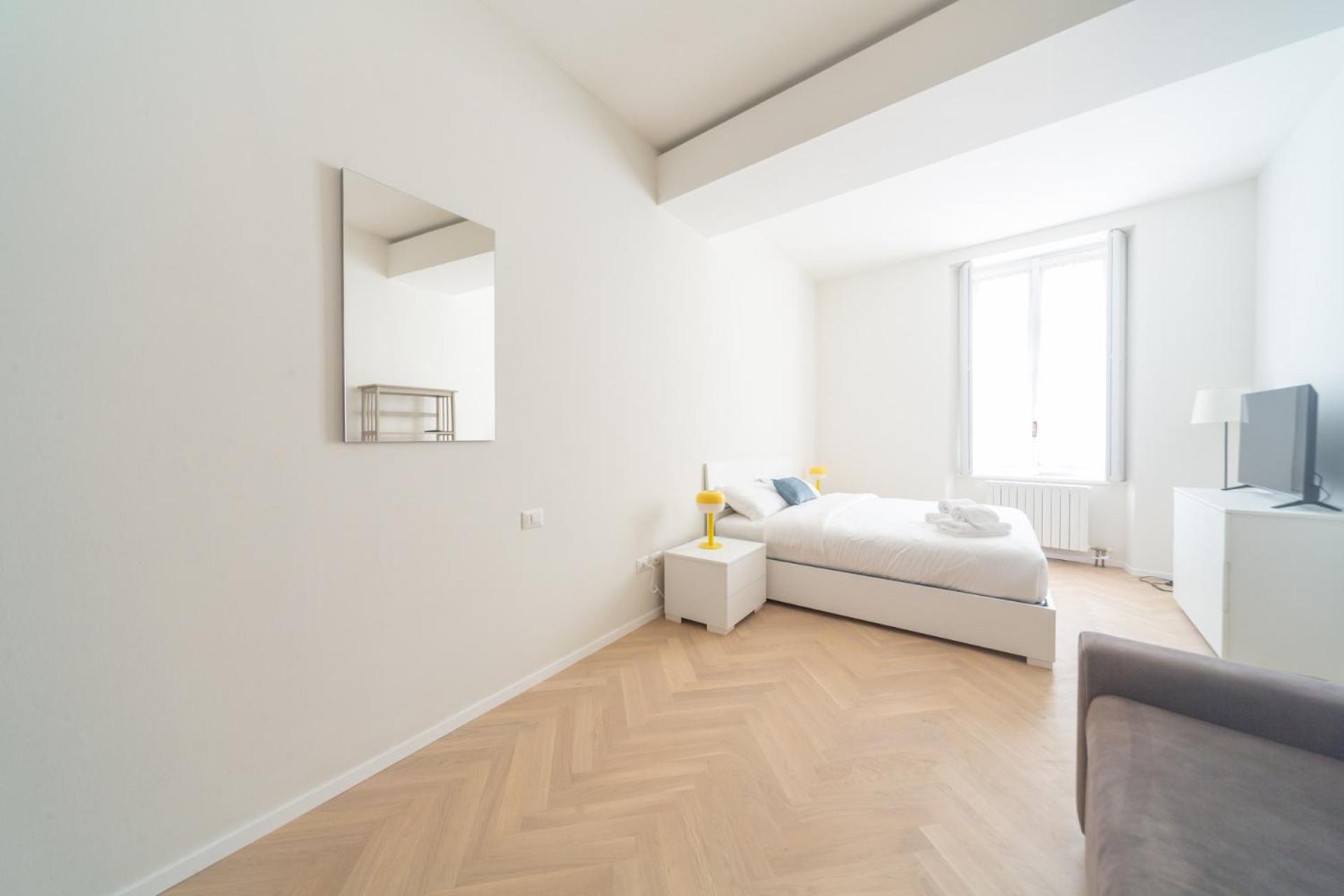 Charming 2-bedroom In Milanese Building Apartment
