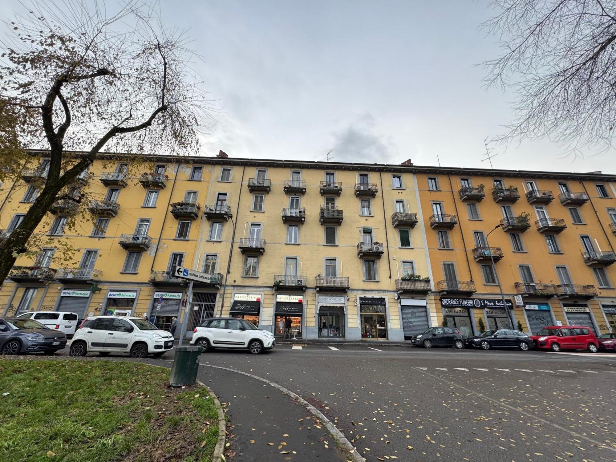 Navigli Metro4-tram2-naviglio Grande * Milan