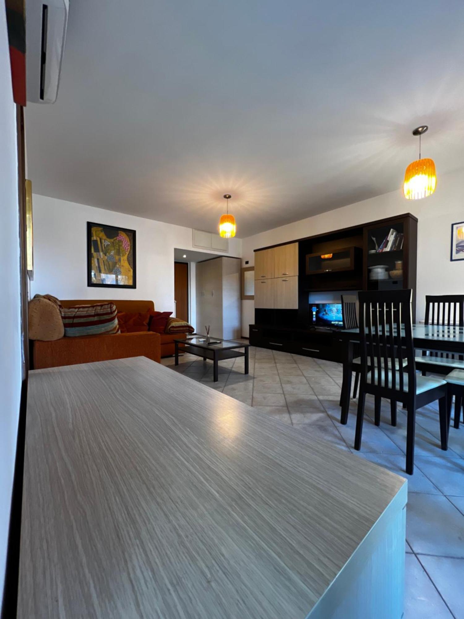 Prada Wifi-netflix-air Conditioning Apartment *