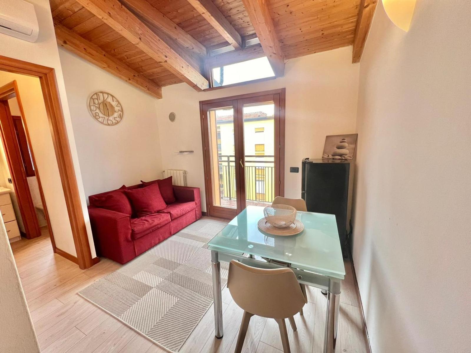Moderno Con Design Caldo E Accogliente, Con Parcheggio Gratuito E Balcone Privato, Vicino A Fiere, Eventi E Concerti