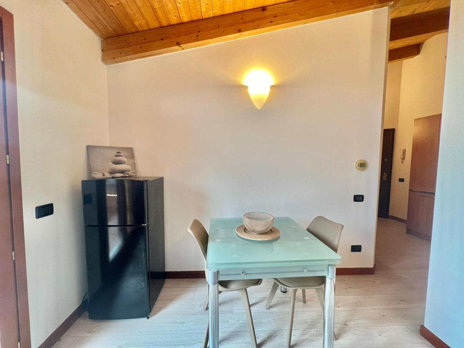 Moderno Con Design Caldo E Accogliente, Con Parcheggio Gratuito E Balcone Privato, Vicino A Fiere, Eventi E Concerti Milan