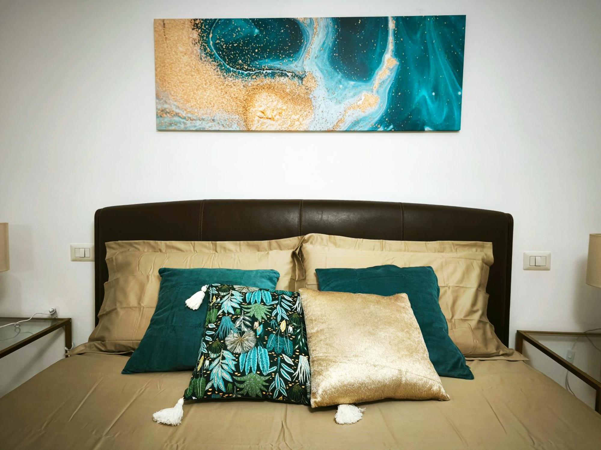 Elegant View Flat Adjacent Metro Apartment *