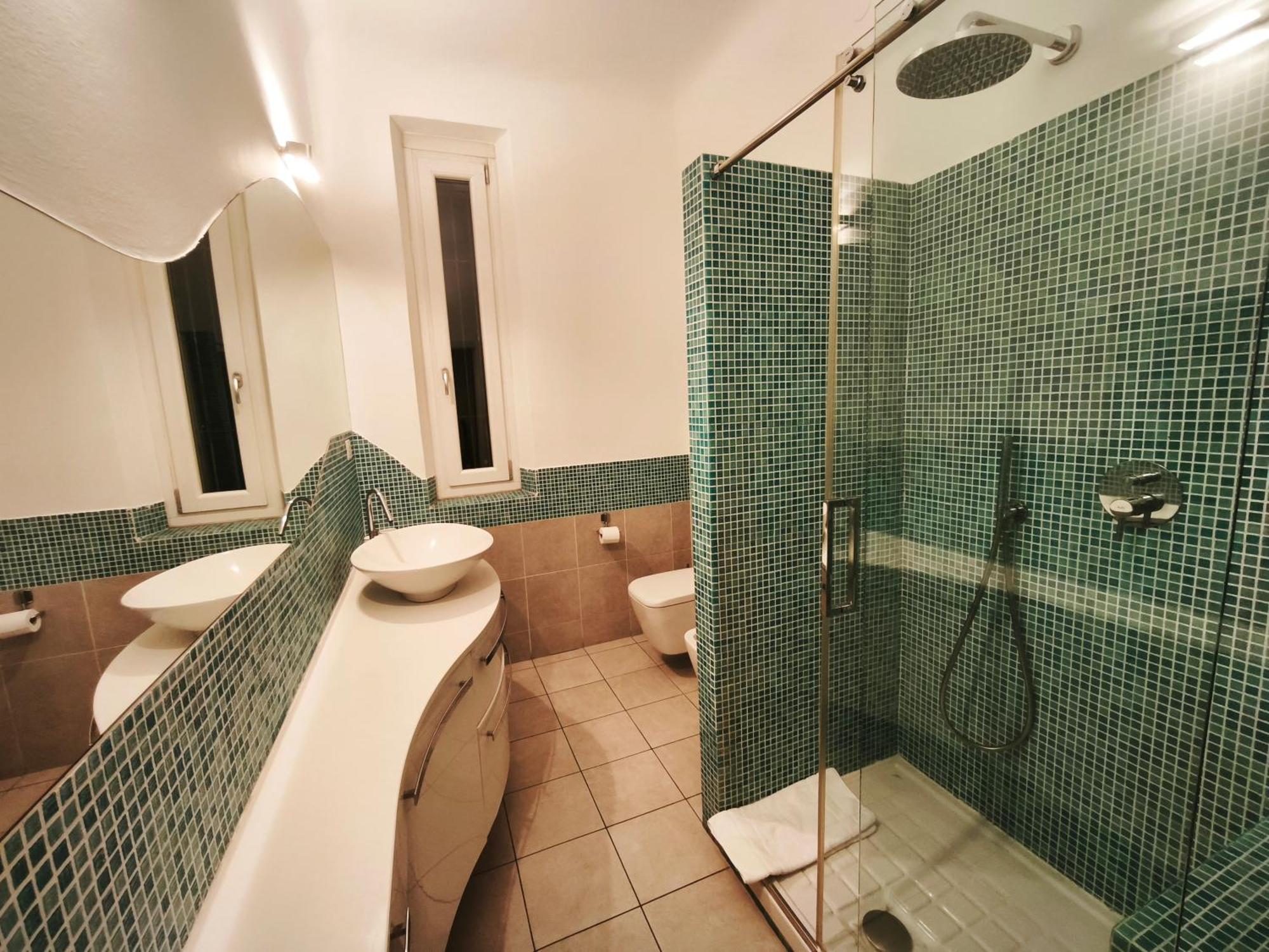 Elegant View Flat Adjacent Metro Apartment *