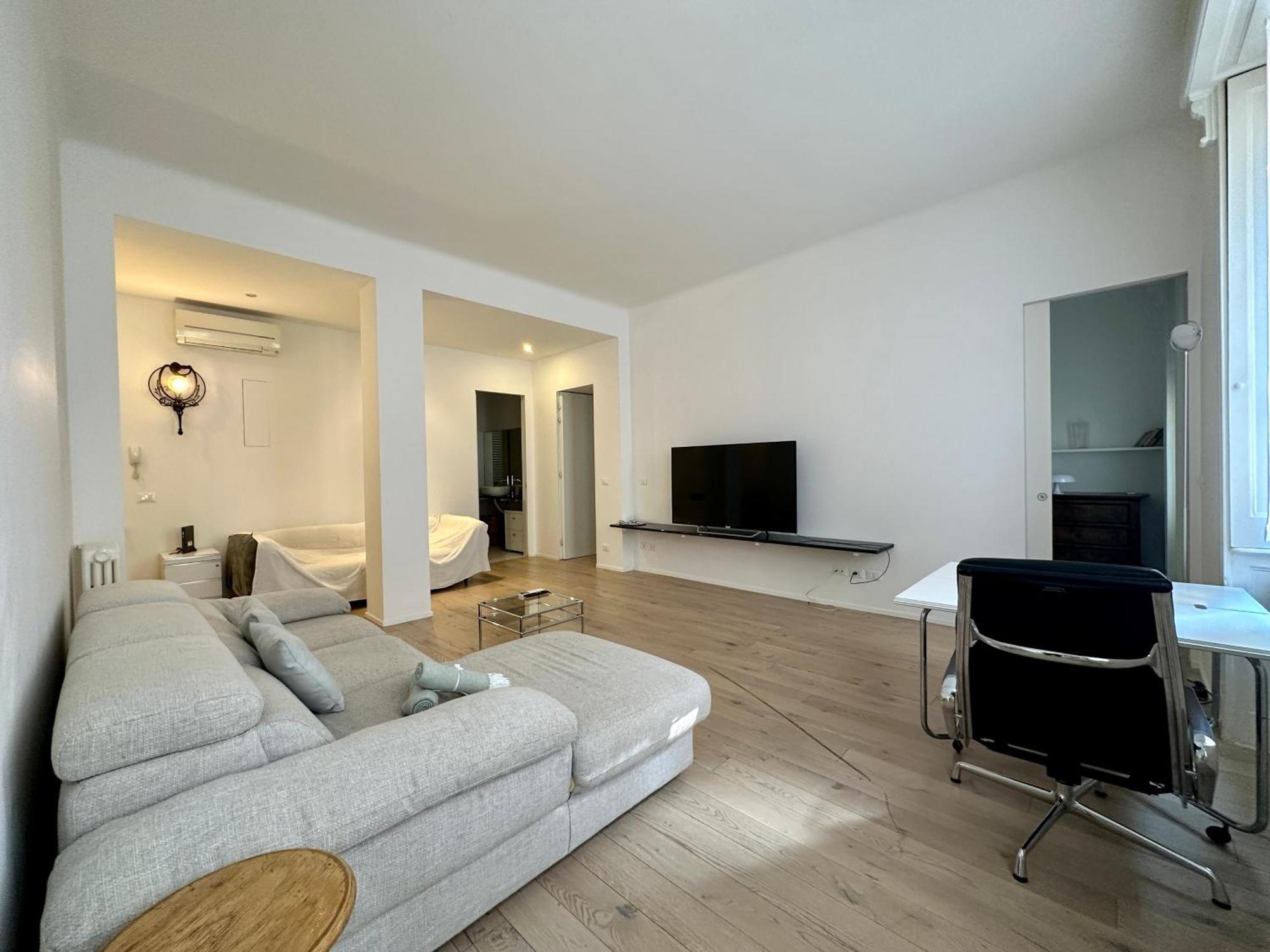 The White House In Apartment *