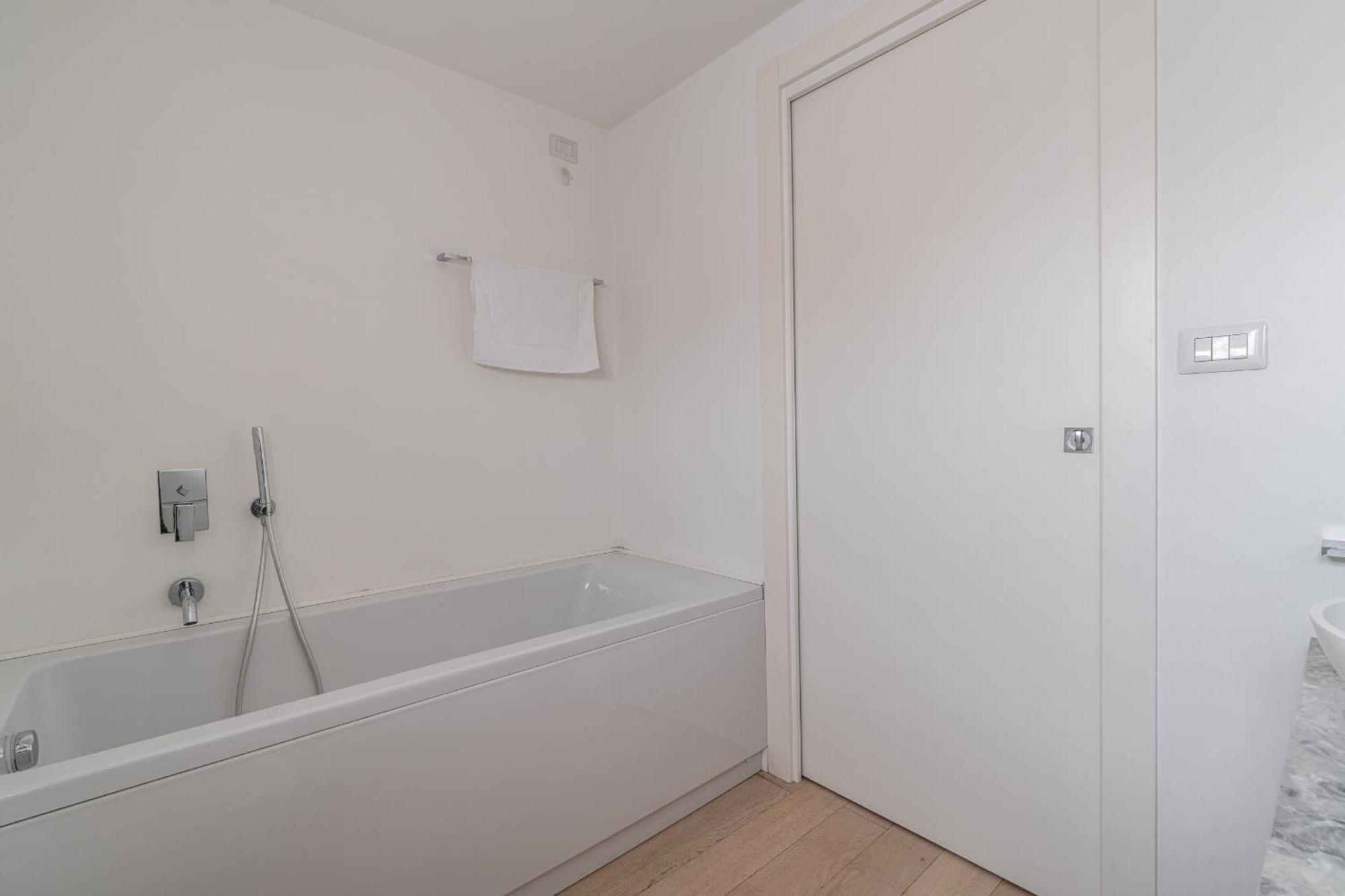 Parmenide Apartment Milan