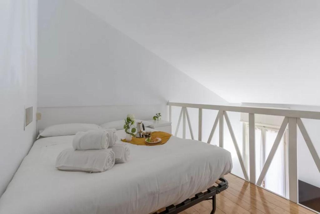 Two-room San Babila Apartment Milan